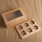 Quadrat-Kraftpapier-Geschenkboxen mit dem Fenster, das Prägungsoberfläche lackiert
